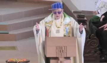 ¡Cuánto flow! Un sacerdote rapeó en plena misa y hasta se vistió para la ocasión