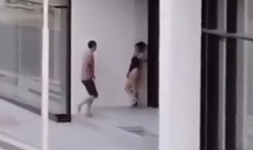 Vecina indignada filmó a una pareja teniendo sexo en su vereda