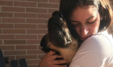 Nicole y su perro en Valencia, España.