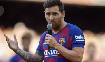 El plantel del Barcelona donará su sueldo y Messi le pegó a la dirigencia