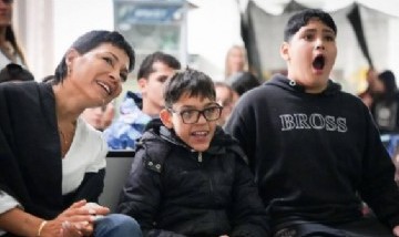 Mayra Mendoza inauguró una sala de cine en la Escuela Especial número 502 de Quilmes a través del programa "Quilmes Coopera"