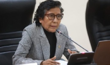 Piden sanción para una legisladora peruana filmada recibiendo masajes y corte de uñas en su despacho