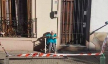 Señora "cercó" su vereda para poder tomar mates al sol durante la cuarentena