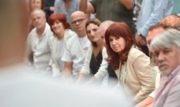 Cristina Kirchner recorrió Avellaneda y criticó a Milei: "Este modelo es como el yogur, se vence"