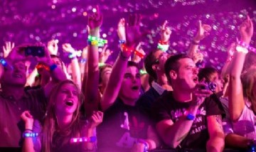 Cómo funcionan las xylobands, las pulseras luminosas de los recitales de Coldplay y Taylor Swift