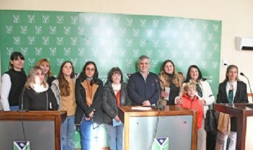El Municipio de Chivilcoy entregó más de 2 millones de pesos a tres escuelas para viajes y mejoras edilicias