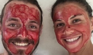 Mascarilla de sangre menstrual: la tendencia para tener el "cutis suave" que impacta en la red