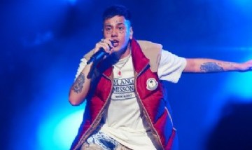 Duki se puso a abrir figuritas del Mundial de Qatar en pleno show y sorprendió a todos
