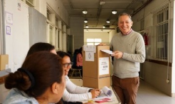 Fernando Gray votó en la Escuela N° 15 de Canning