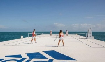 En los arrecifes de corales se creó una cancha de tenis que flota y es el más grande del mundo