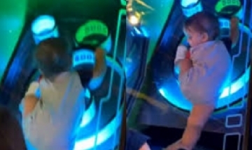 Un bebé quedó atrapado en una máquina de videojuegos
