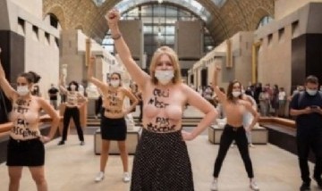 Realizaron una protesta en el Museo de Orsay por censurar a una joven con vestido escotado
