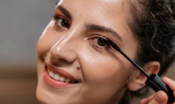 Qué son las máscaras de pestañas "tubing" y por qué arrasan en TikTok e Instagram