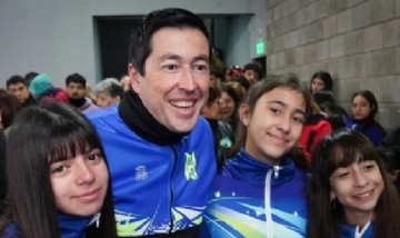 Nardini inauguró el primer polideportivo sustentable en Ingeniero Adolfo Sourdeaux