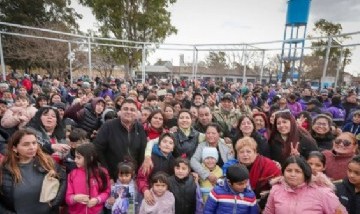 Mayra Mendoza inauguró una plaza en Solano con fondos comunales y memoria activa