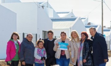Kicillof y Mussi entregaron 110 viviendas en Berazategui y apuntaron contra el Gobierno nacional