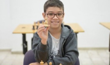 Es argentino, tiene 10 años y realizó la "jugada del año" en el Mundial de ajedrez