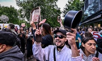 Mar del Plata: Cacerolazo contra Javier Milei, a metros del teatro donde actúa Fátima Florez