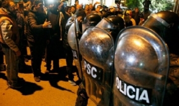 Denuncian represión policial tras presentación de Sara Hebe