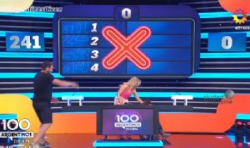 Un participante de "100 argentinos dicen" se tropezó y golpeó contra el atril