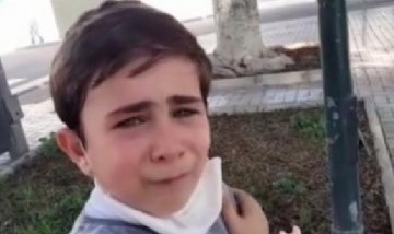 Un nene se largó a llorar tras enterarse que hay una segunda dosis de la vacuna del Covid-19