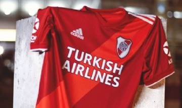 En el "Día del Hincha de River" el club presentó su nueva camiseta alternativa
