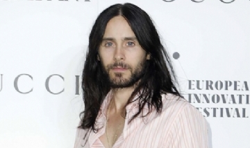 El actor Jared Leto estaba "meditando en el desierto" y se enteró del coronavirus ayer