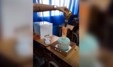 "Una torta de billetes": el jugado regalo de alumnos a una docente rosarina