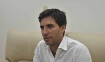 Santiago Passaglia presentó la primera cancha pública con césped sintético y lanzó un mensaje político
