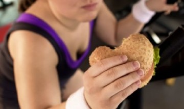 Un McDonald"s en China instaló bicicletas fijas para que los comensales se ejerciten mientras comen
