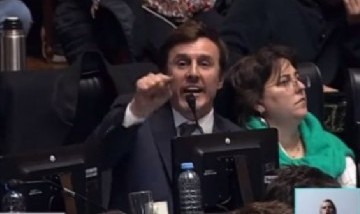 Roberto García Moritán a los gritos en la Legislatura: "Soy el marido de Pampita"