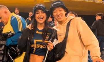 Martín Ku y Rosina Beltrán fueron invitados para ver a Boca en La Bombonera y festejaron