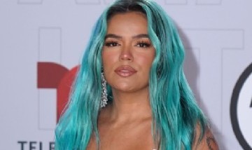 Video: Karol G sufrió una dolorosa caía en pleno show en Miami