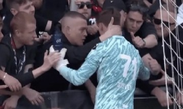 Fue ovacionado por la hinchada rival tras atajar un penal días después de la muerte de su padre