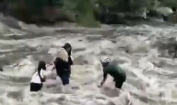 El ministro de Turismo y Cultura de San Luis asistió a turistas atrapadas por la crecida de un arroyo