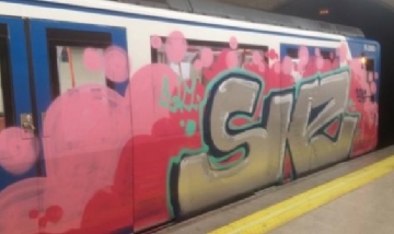 Salvaje ataque de grafiteros en una estación de subte