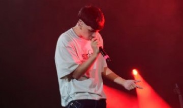 Milo J vivió un momento inesperado en un concierto en plena gira por Europa