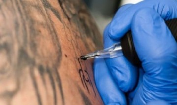 El "truco" de una mujer para salir airosa de una relacion luego de tatuarse el nombre de su pareja