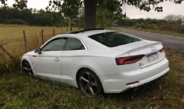 Robaron un auto, lo abandonaron y no se dieron cuenta que había más de $700 mil escondidos