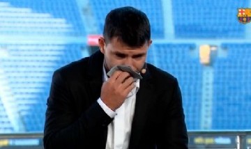 "Decidí dejar de jugar al fútbol": el Kun Agüero anunció su retiro entre lágrimas