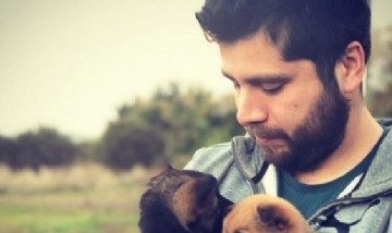 Juli con sus mascotas. San Juan.