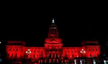 El Congreso se iluminó de rojo por la salud menstrual