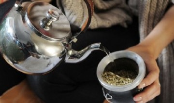 ¿Tomar mate peor que fumar? Un estudio alerta que la yerba podría triplicar el riesgo de cáncer