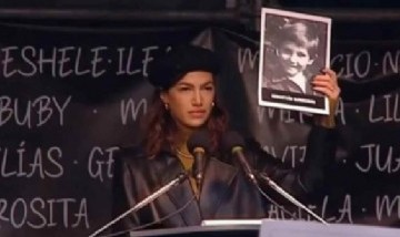 La emoción de Stefi Roitman después de conducir el acto a 30 años del atentado a la AMIA