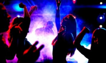 Una mujer encaró a un chico en un bar y días después lo tuvo de alumno
