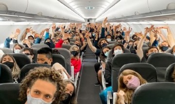 El plan de una madre para ir de viaje de egresados con su hijo: pide 50 mil "likes"