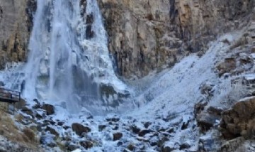 Increíbles imágenes: una cascada de Neuquén se congeló por el frío polar