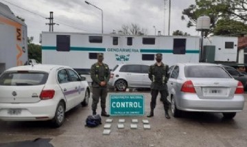 Salta: viajaba en auto con sus hijos y bajo el motor tenía $60 millones en cocaína