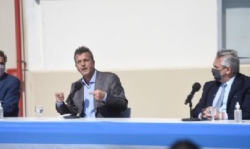 Massa acompañó al Presidente en el laboratorio BINA en el Parque Industrial Hudson