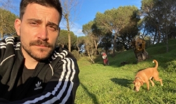 Javi y su compañero disfrutando la tarde de Madrid, España.